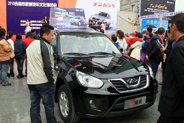 Visitatori Cinesi Guardano Auto Chery Durante Salone Automobilistico Nella Città — Foto Stock