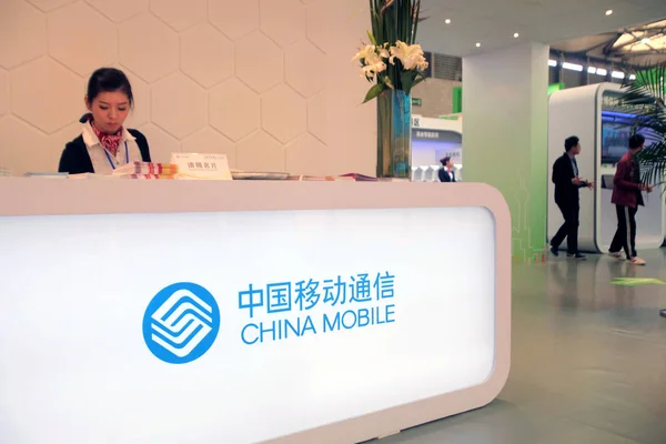 Ein Chinesisches Personal Stand Von China Mobile Während Einer Ausstellung — Stockfoto