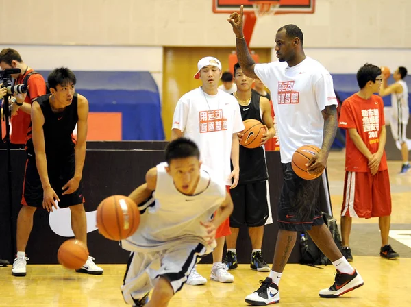 Nba Star Lebron James Coaches Young Chinese Basketball Players Changan — Stock Photo, Image