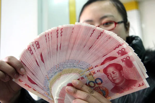 Impiegato Cinese Conta Banconote Rmb Renminbi Yuan Presso Una Filiale — Foto Stock