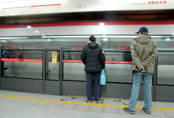 Pasajeros Chinos Esperan Metro Una Estación Metro Tianjin China —  Fotos de Stock