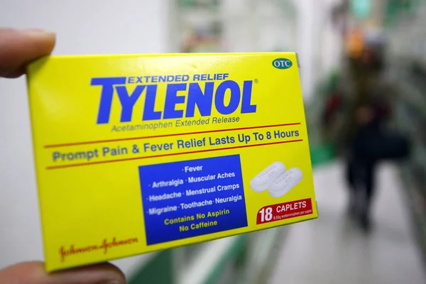 Коробка Tylenol Extended Relief Сделанная Johnson Johnson Изображена Аптеке Шанхае — стоковое фото