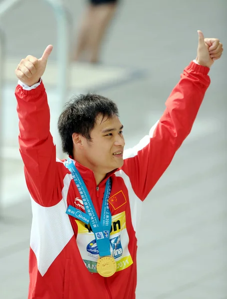 Chinas Gold Medalist Shixin Celebrates Award Ceremony Mens Meter Springboard — Stock Photo, Image