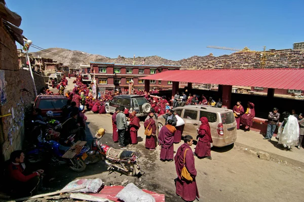 Datei Tibetische Mönche Und Nonnen Auch Als Lamas Bekannt Stehen — Stockfoto