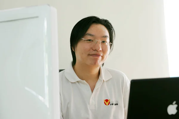 2007年9月11日 在线文件共享网站 Verycd Com 的创始人兼 Ceo 在中国上海 Verycd 总部接受采访时 他摆出姿势拍照 — 图库照片