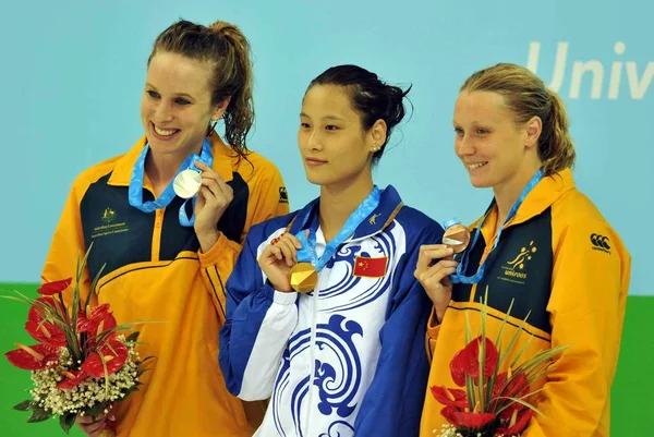 Goldmedaillengewinner Chinesische Schwimmerin Ying Und Österreichische Schwimmerinnen Halten Ihre Medaillen — Stockfoto