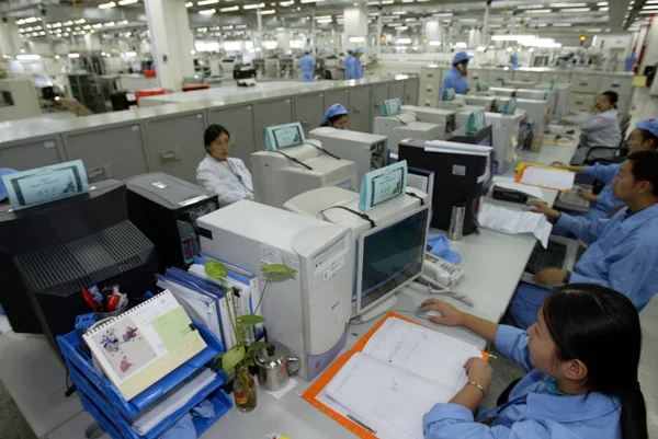 中国人従業員は 2003年11月10日 中国南部広東省深セン市の華為華為技術有働きのオフィスで働いています — ストック写真