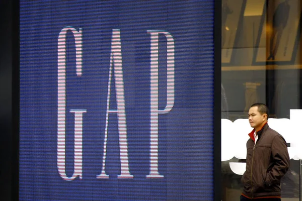 Κινέζος Περπατάει Μετά Gap Store Στο Hong Kong Plaza Στη — Φωτογραφία Αρχείου