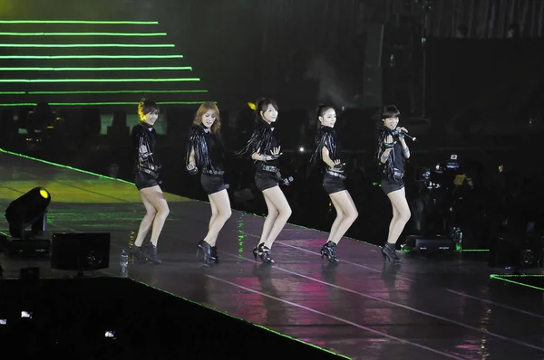 カラのメンバーは韓国の女の子グループが Dsp メディア Dsp で署名 2011 日中国 香港の香港コンサートでラブライブで ポップ女の子を実行します — ストック写真
