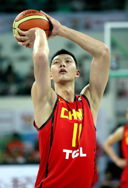 Chinas Jianlian Memainkan Tembakan Melawan Angola Dalam Pertandingan Piala Kontinental — Stok Foto