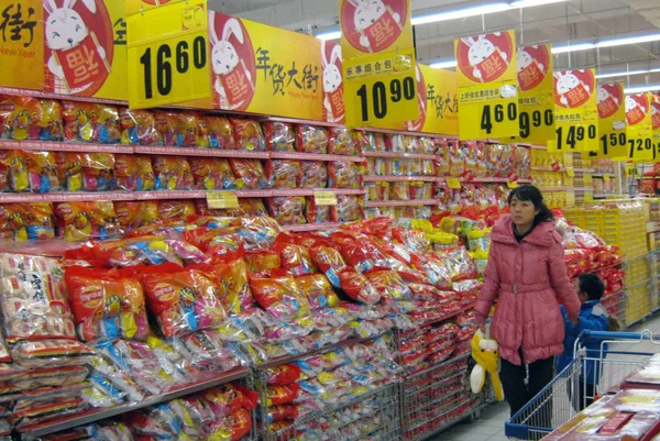 Una Mujer China Hijo Son Vistos Comprando Supermercado Ciudad Qingdao —  Fotos de Stock