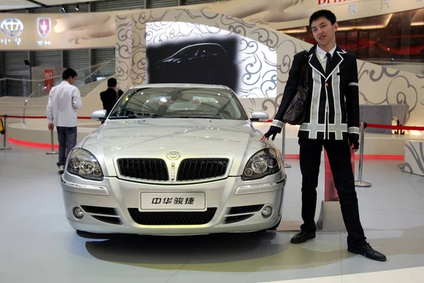2009年4月27日 在中国上海举行的车展上 一个模特与华俊杰合影 — 图库照片