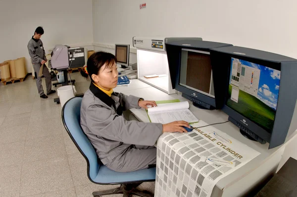 中国のスタッフは 東中国江蘇省 2006 月10日に Bauschlinnemann 装飾材 株式会社の工場でコンピューターで作業します — ストック写真