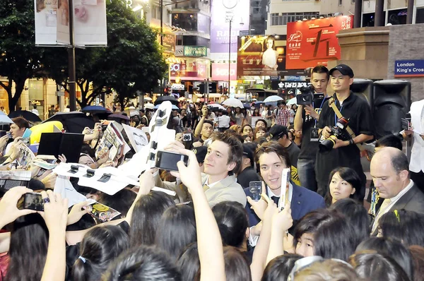 2011年7月17日 英国双胞胎演员奥利弗 菲尔普斯和詹姆斯 菲尔普斯在中国香港时代广场被球迷包围 — 图库照片
