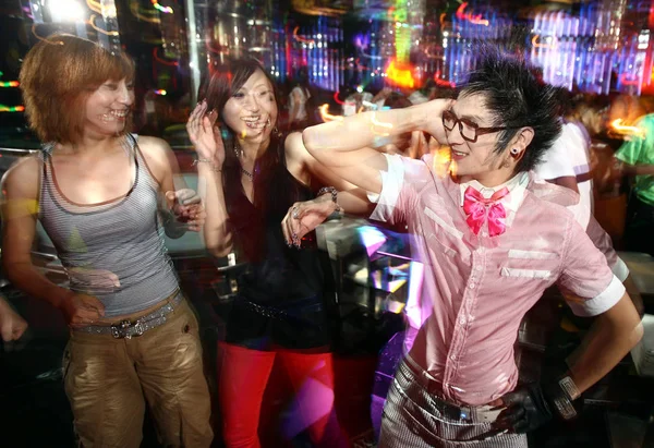 Trendy Young Chinese People Dance Bar Qingdao City East Chinas — Stock Photo, Image