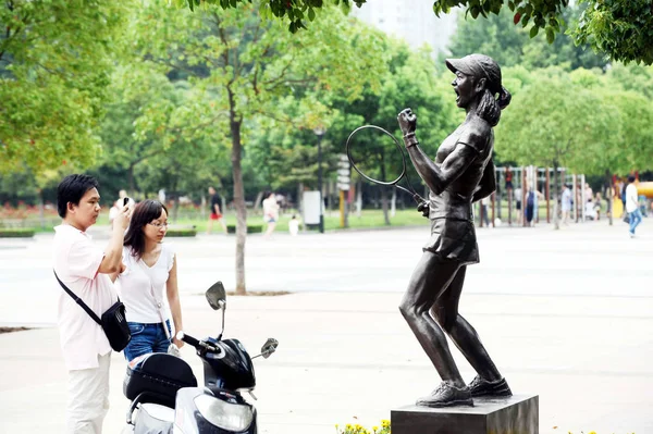 Man Takes Photos Bronze Statue Chinese Tennis Player Avenue Stars — Stock Photo, Image