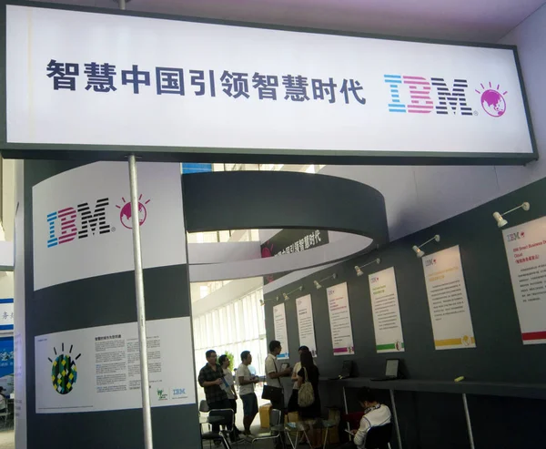 Visitors Seen Stand International Business Machines Corp Ibm Exhibition Jinan — Stock Photo, Image