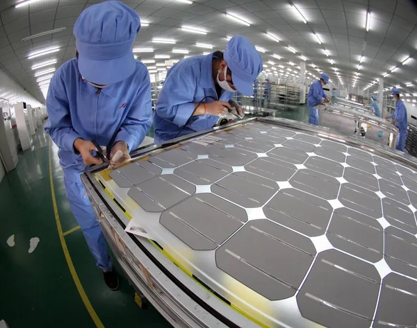 Staff Sta Producendo Moduli Celle Solari Una Fabbrica Nella Provincia — Foto Stock