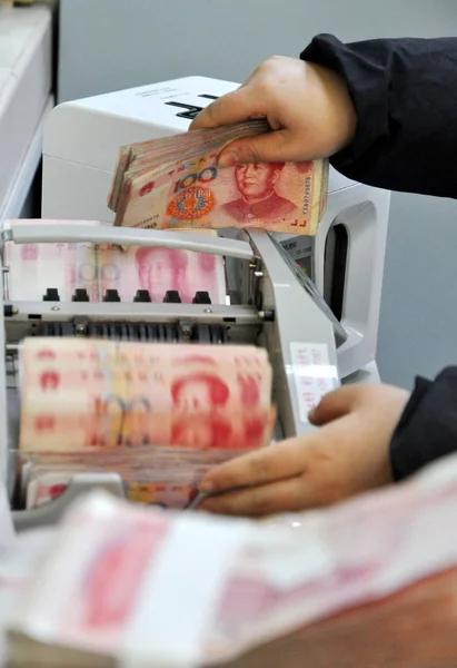 Китайський Чиновник Підраховує Банкноти Юанів Юанів Єни Банку Fuyang Місті — стокове фото