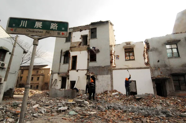 Trabajadores Chinos Demoliendo Casas Para Construcción Del Proyecto Shanghai Disneyland — Foto de Stock