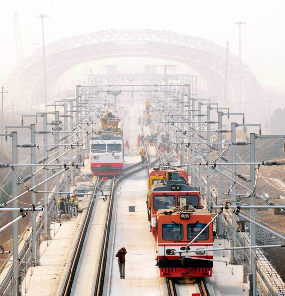 Trabajadores Chinos Trabajan Sitio Construcción Estación Zhenjiang Del Ferrocarril Alta — Foto de Stock