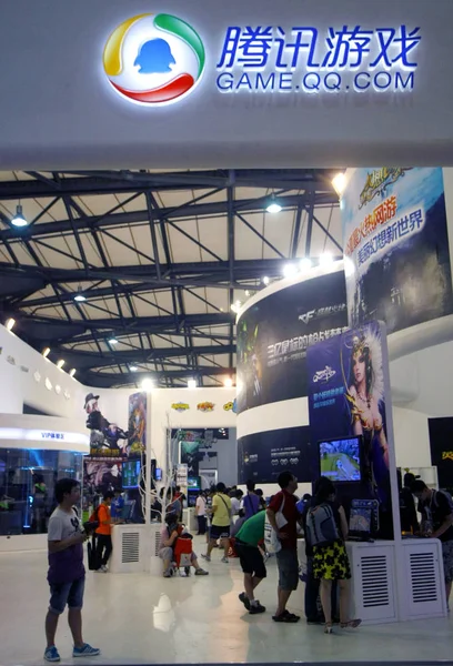 Visitors Seen Stand Game Com Owned Tencent Holdings Exhibition Shanghai — Stock Photo, Image