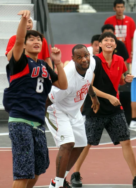 Нба Зірки Леброн Джеймс Miami Heat Взаємодіє Китайських Баскетболістів Під — стокове фото