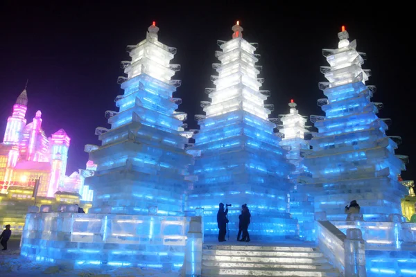 Turisták Járni Megvilágított Jég Készült Szerkezetek Során Harbin International Jég — Stock Fotó