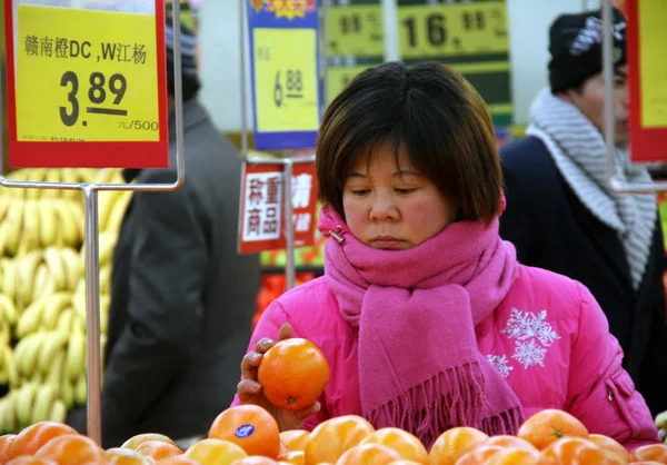 2011年1月20日 中国東部江蘇省南通市のスーパーで果物を買う中国人女性 — ストック写真