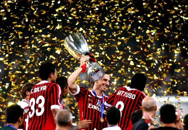 Zlatan Ibrahimovic Centro Del Milan Sostiene Trofeo Después Derrotar Inter —  Fotos de Stock