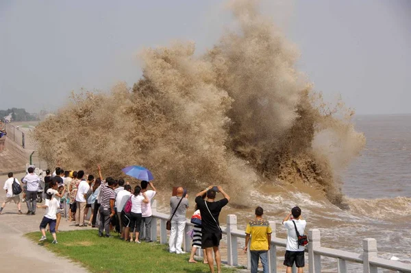 Turistler Haining Yükselen Qiantang Nehri Tide Izliyor Doğu Çin Zhejiang — Stok fotoğraf