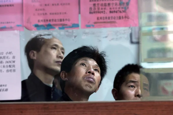 Китайські Шукачі Роботи Читати Рекламу Роботи Ринку Праці Ханчжоу Східна — стокове фото
