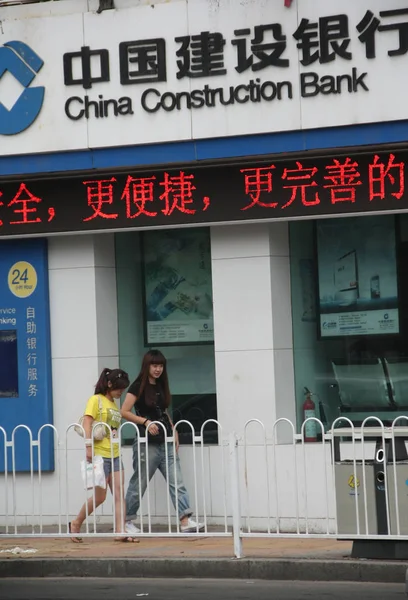 Gyalogosok Járni Elmúlt Fióktelepe Kína Építőipari Bank Ccb Qingdao Kelet — Stock Fotó
