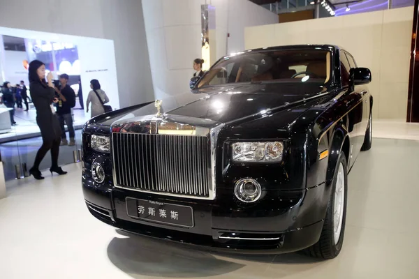 Китайські Відвідувачі Дивляться Rolls Royce Phantom Лімузин Китаї Гуанчжоу Міжнародна — стокове фото