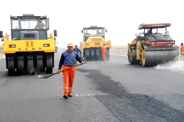 Lavoratori Cinesi Pavimentano Asfalto Sulla Superficie Stradale Costruire Una Sezione — Foto Stock