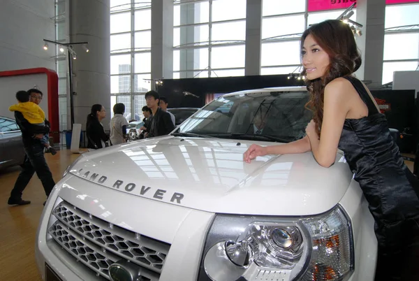 2010年10月15日 在山东省青岛市举行的车展上 游客们观看了一辆路虎越野车 — 图库照片