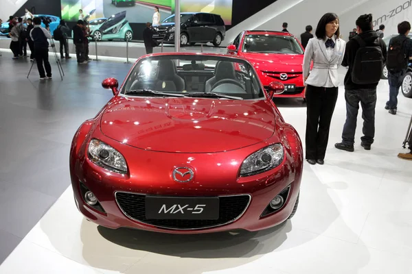 Chinesische Mitarbeiter Stehen Neben Einem Mazda Während Der Internationalen Automobilausstellung — Stockfoto