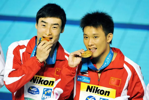 Золотые Призеры Юйтун Цинь Кай Китая Кусают Медали Церемонии Награждения — стоковое фото