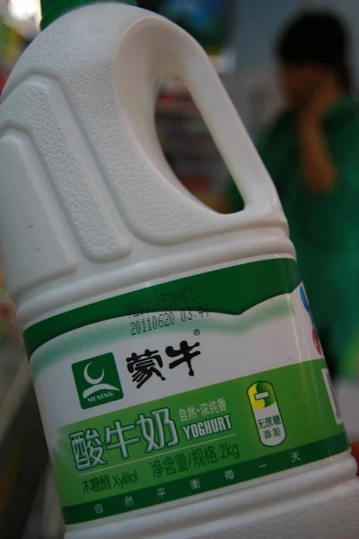 Bottle Mengniu Yogurt Pictured Supermarket Nantong East Chinas Jiangsu Province — Stock Photo, Image