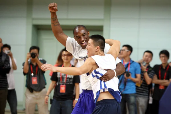 Nba Star Kobe Bryant Interacts Young Basketball Player Meeting Chinese — Stock Photo, Image