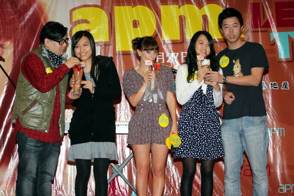 オーストラリアの歌手およびソング ライター Lenka Kripac センター およびファンは 2011 香港のファン ミーティング中にジュースを飲む — ストック写真