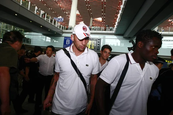 Christian Abbiati Taye Ismaila Taiwo Milan Representan Aeropuerto Internacional Beijing — Foto de Stock