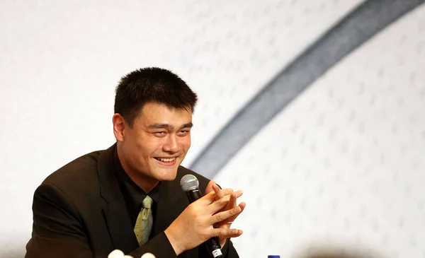 中国篮球明星姚明在中国上海举行的新闻发布会上回答了一个问题 2011年7月20日 — 图库照片