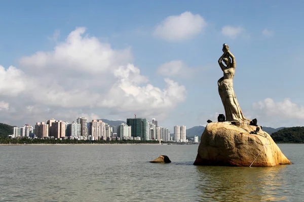 Die Statue Des Fischermädchens Vor Einer Ansammlung Von Wohnhäusern Der — Stockfoto