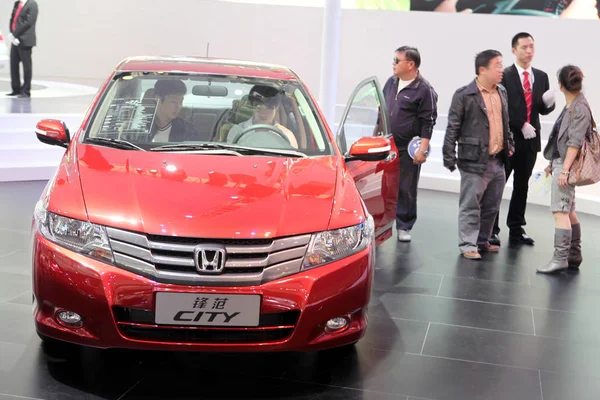 Compradores Automóviles Chinos Prueban Una Ciudad Honda Durante Espectáculo Automóviles — Foto de Stock