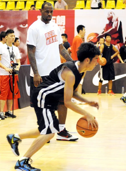 Nba Star Lebron James Coaches Young Chinese Basketball Players Changan — Stock Photo, Image