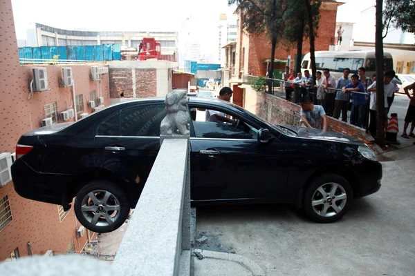 Coche Medio Fuera Del Borde Estacionamiento Metros Sobre Suelo Ciudad — Foto de Stock