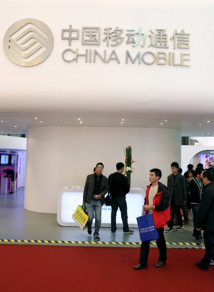 中国の上海で開催された展覧会で中国の携帯のスタンドで見られる訪問者 2010 — ストック写真