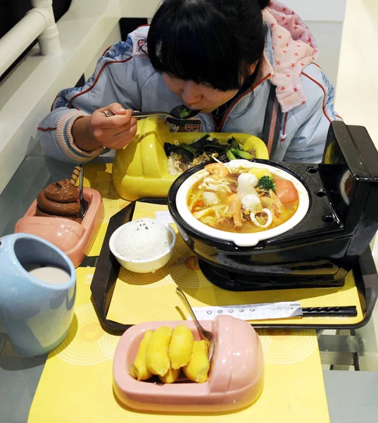 Cliente Chinês Desfruta Sua Refeição Restaurante Com Tema Higiênico Cidade — Fotografia de Stock