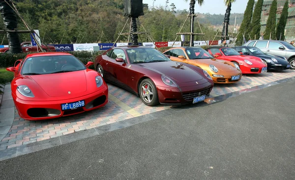 Ferrari Porsche Spor Arabalar Şangay Özel Bir Tekne Kulübünde Park — Stok fotoğraf